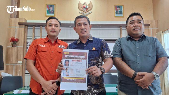 DPO - Kajari Wonogiri menunjukkan foto Kades Sugihan Kecamatan Bulukerto Murdiyanto menjadi DPO, Jumat (31/10/2025). Kades Sugihan, Kecamatan Bulukerto, Wonogiri, Murdiyanto menjadi tersangka atas kasus penyalahgunaan pengelolaan keuangan desa.