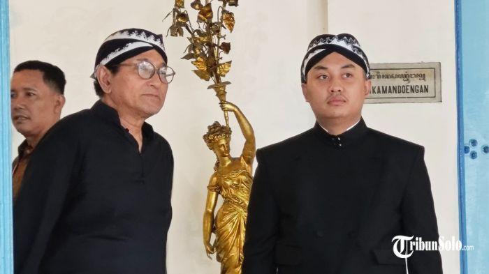 PEWARIS TAHTA - Kanjeng Gusti Pangeran Adipati Anom (KGPAA) Hamengkunagoro Sudibyo Rajaputra Narendra Mataram, saat berada di Keraton Surakarta, Selasa (4/11/2025). Putri Sinuhun, GKR Timoer Rumbai menegaskan bahwa Kanjeng Gusti Pangeran Adipati Anom (KGPAA) Hamengkunagoro Sudibyo Rajaputra Narendra Mataram sebagai satu-satunya pewaris tahta.