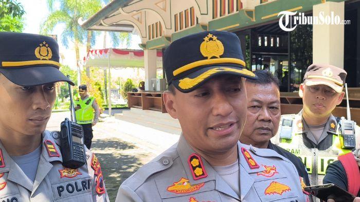 KASUS PENGEROYOKAN - Kapolres Klaten, AKBP Moh. Faruk Rozi di halaman Pendopo Pemkab Klaten, Kamis (23/4/2026). Kasus penganiayaan yang viral di media sosial di sekitar Exit Tol Prambanan, Kecamatan Jogonalan, Kabupaten Klaten, menjadi sorotan publik.