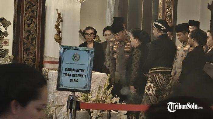 KAPOLRI MELAYAT - Kapolri Jenderal Listyo Sigit Prabowo melayat almarhum Sinuhun Pakubuwono XIII, Selasa (4/11/2025). Ia memastikan seluruh rangkaian prosesi adat pemakaman akan berjalan aman dengan pengamanan dari pihak kepolisian.