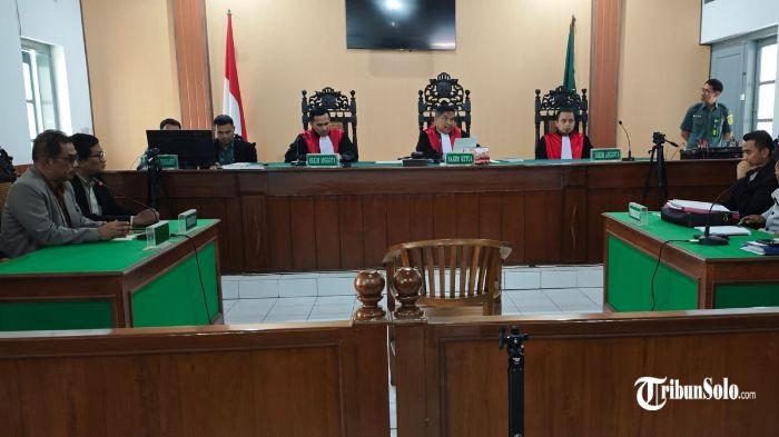 SIDANG CLS JOKOWI - Sidang ketiga Citizen Lawsuit (CLS) berkaitan ijazah Mantan Presiden Jokowi di Pengadilan Negeri Surakarta, Selasa (14/10/2025). Kapolri Jenderal Listyo Sigit Prabowo selaku tergugat tidak hadir untuk ketiga kalinya meski surat panggilan telah dipastikan diterima.