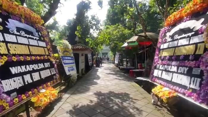 Jelang Pemakaman PB XIII, Karangan Bunga Penuhi Pintu Masuk Makam Imogiri