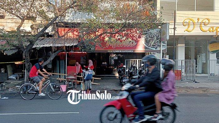 Sejumlah karyawan Warung Makan Sate Kambing Pak Manto tengah bersiap untuk membuka warung, Minggu (12/3/2023).