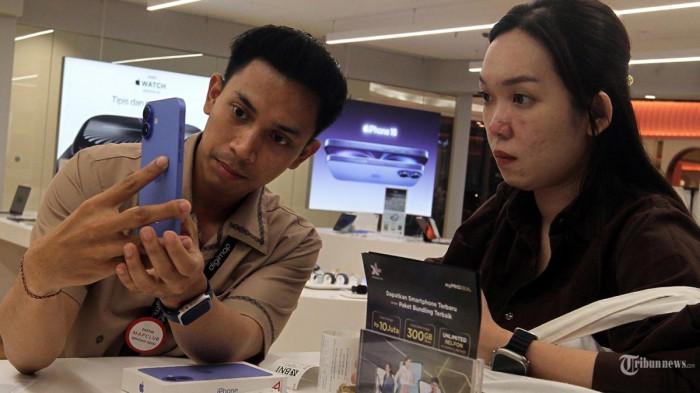 HARGA IPHONE BEKAS - Karyawan melayani pengunjung untuk pembelian unit Iphone 16 di Digimap, Sun Plaza, Medan, Selasa (22/4/2025). Berikut daftar pasaran harga iPhone bekas di Solo, Jawa Tengah.