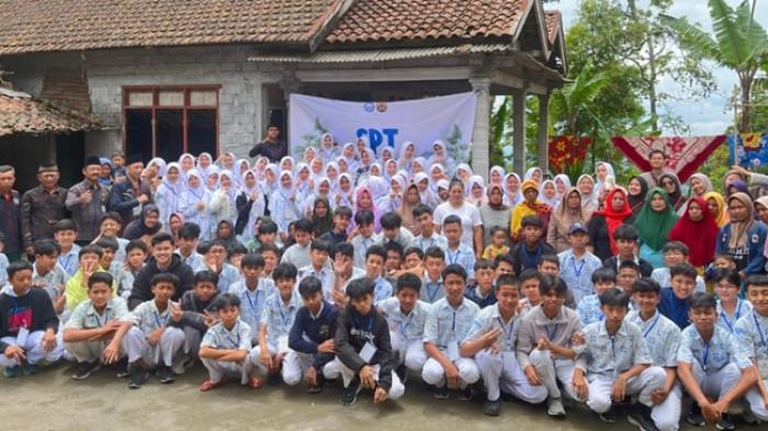 SMP Islam Internasional Al Abidin Boyolali Gelar Social Philantrophy: Cari Rumput hingga Berkebun!