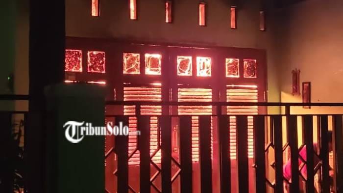 MERAH MENYALA. Kebakaran di rumah milik Sidik Purnomo (66), di Jalan Gawanan Indah, RT 04, RW 03 Desa Gawanan, Kecamatan Colomadu, Kabupaten Karanganyar, Senin (23/2/2026) dini hari.  Damkar turun tangan melakukan pemadaman.