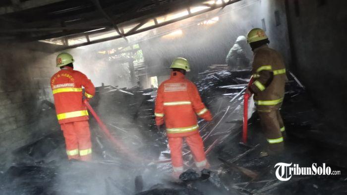 KEBAKARAN - Kebakaran gudang kayu bakar di Kecamatan Jumantono, Kabupaten Karanganyar, Jumat (29/5/2026) dini hari. Api menghanguskan bagian atap serta isi bangunan semi permanen.