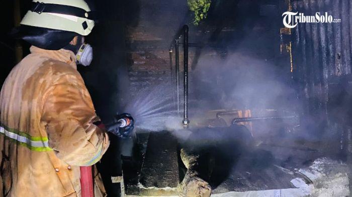 DILALAP API - Kebakaran melanda pabrik tahu milik warga Desa Kebonromo, Kecamatan Ngrampal, Kabupaten Sragen, Minggu (23/11/2025) sekitar pukul 23.30 WIB. Peristiwa tersebut menyebabkan bangunan pabrik berukuran 7 x 14 meter mengalami kerusakan berat.