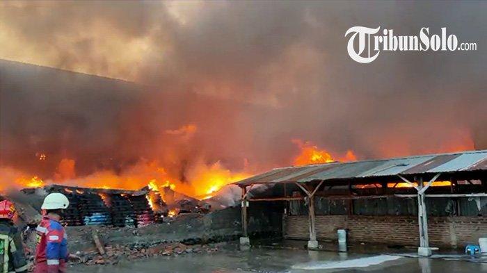 Kebakaran Gudang Kain Mori di Manang Sukoharjo: 9 Motor, 2 Truk, dan 1 Pikap Tinggal Kerangka