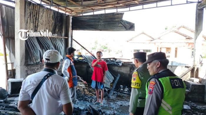 OLAH TKP - Polisi melakukan olah TKP di lokasi kebakaran di Dukuh Bulaksari, RT 01, RW 08, Desa Nglorog, Kecamatan Sragen, Jum'at (29/5/2026) siang. Kebakaran ini terjadi saat memasak daging kurban.