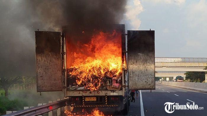 Kebakaran truk di ruas Tol Solo–Ngawi wilayah Sragen terjadi pada Kamis (14/5/2026) sore