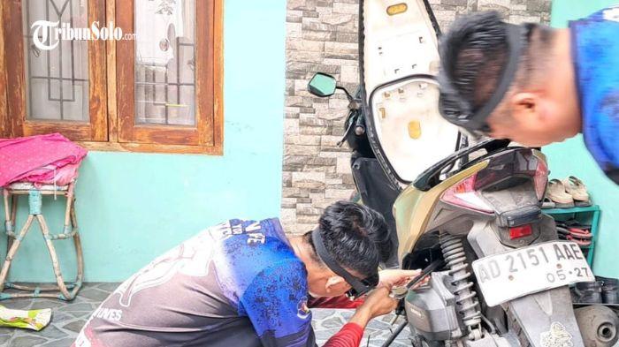 Keberadaan ular tersebut diketahui ketika emak-emak tersebut hendak membuka jok sepeda motor.