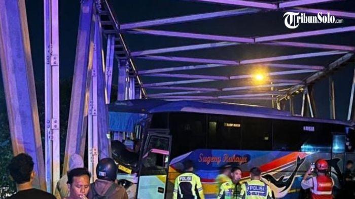 KECELAKAAN - Kecelakaan Bus Sugeng Rahayu terjadi di Jembatan Jurug, Jebres, Surakarta, Kamis (19/3/2026) dini hari. Insiden ini mengakibatkan empat orang mengalami luka-luka dan harus mendapatkan perawatan