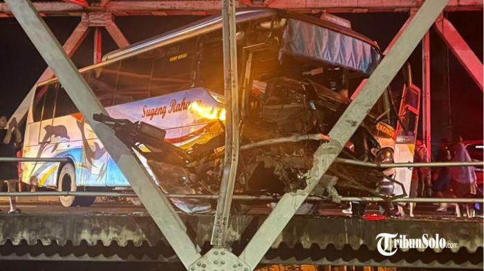 Kecelakaan Bus Sugeng Rahayu terjadi di Jembatan Jurug
