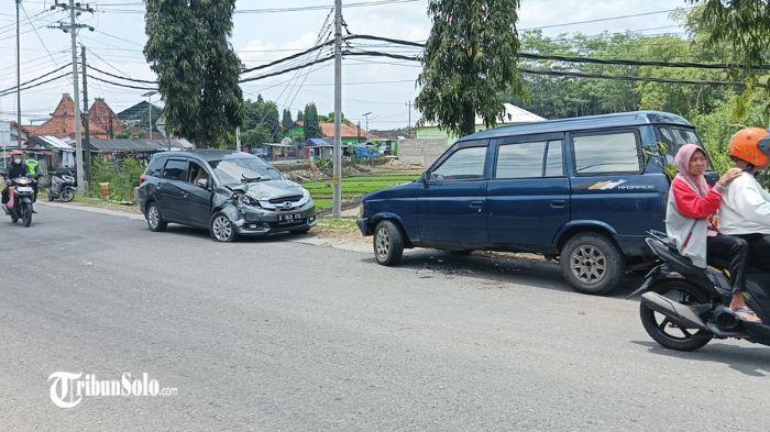 Kecelakaan adu banteng Honda Mobilio dan Isuzu Panther