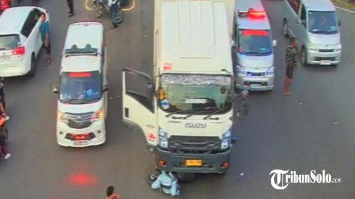 KECELAKAAN MAUT - Kecelakaan maut terjadi di simpang tugu Wisnu Manahan Solo pada Selasa (21/4/2026) sore. Dua perempuan yang mengendarai motor tewas setelah terseret truk boks.