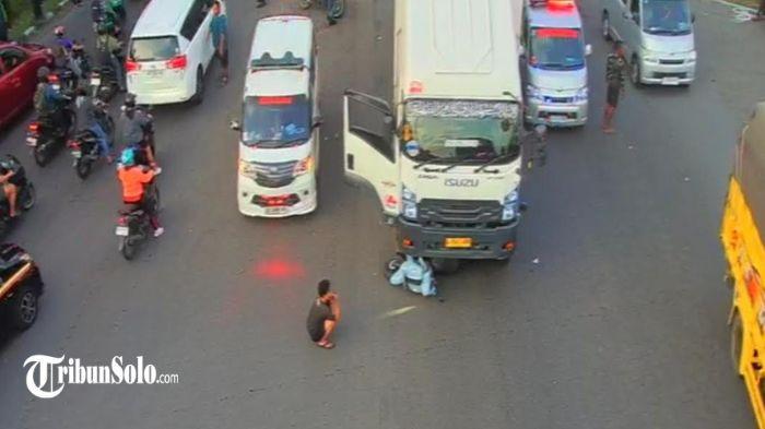 TERLINDAS - Kecelakaan maut terjadi di simpang tugu Wisnu Manahan, Solo, pada Selasa (21/4/2026) sore. Dua perempuan yang mengendarai motor terseret dan terlindas truk boks hingga meninggal dunia.