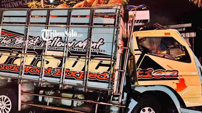 KECELAKAAN MAUT. Truk muatan daun jeruk yang mengalami kecelakaan tunggal di Jalan Raya Wonogiri–Ngadirojo, tepatnya di dusun Bulusari, Desa Bulusulur, Kecamatan Wonogiri, Senin (20/4/2026) pukul 01.20 WIB. Satu orang meninggal dunia.