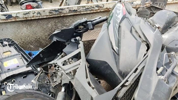 Kecelakaan melibatkan sebuah sepeda motor dan dua mobil terjadi