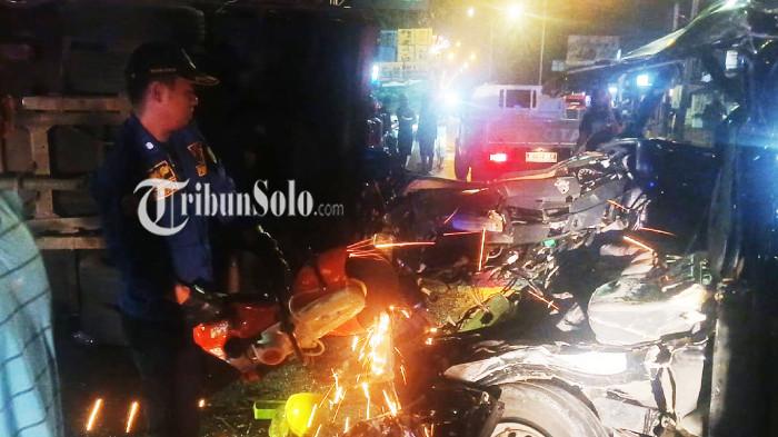 RINGSEK PARAH. Pikap L300 rusak parah usai bertabrakkan dengan Truk di pertigaan Wika, Kampung Rejosari, kelurahan/Kecamatan Mojosongo, Kamis (20/11/2025) pukul 00.30 WIB dini hari.