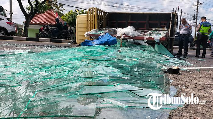 Kecelakaan truk pengangkut kaca boyolali