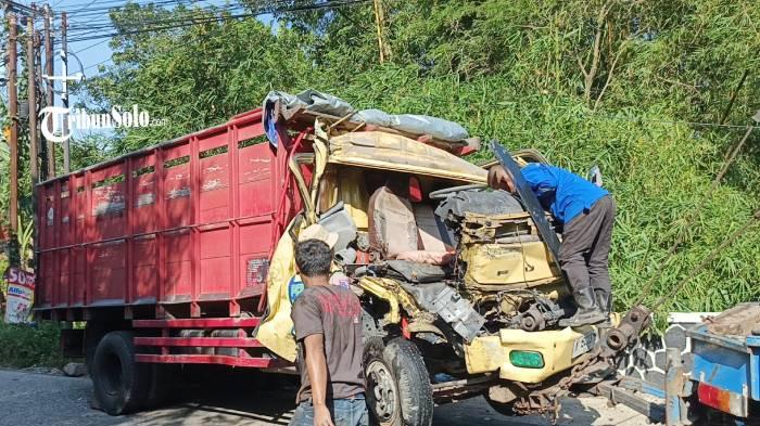 Kecelakaan truk ringsek