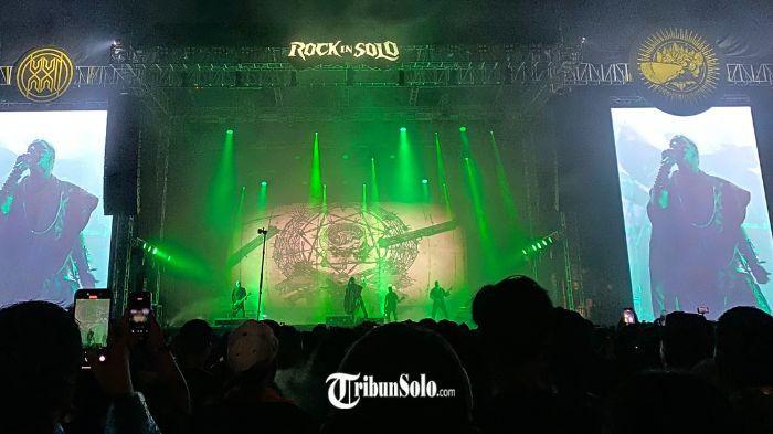 AURA KEGELAPAN - Unit black metal asal Oslo Norwegia, Mayhem saat tampil di Rock In Solo 2025, di Benteng Vastenburg, Minggu (23/11/2025). Kehadiran Mayhem ke Rock In Solo adalah bagian dari perayaan 40 tahun eksistensi mereka di kancah musik sebagai pengusung panji black metal. 