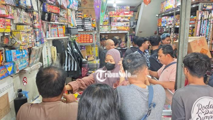 TETAP DIBURU. Suasana di Toko Kembang Api ABC Solo, Rabu (31/12/2025). Masyarakta tetap memburu kembang api meski Pemerintah menyarankan tak menyalakan kembang api.