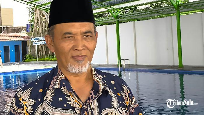 DANA DESA BERKURANG - Kepala Desa Wunut, Iwan Sulistiya Setiawan saat ditemui Jumat (9/1/2026). Alokasi dana desa untuk Desa Wunut, Kecamatan Tulung, Kabupaten Klaten, mengalami penurunan drastis pada tahun 2026.
