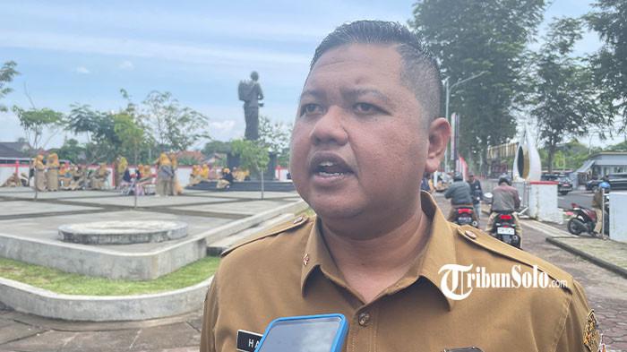 RESPONS KEBIJAKAN PEMERINTAH - Kepala Dinas Pendidikan dan Kebudayaan Sukoharjo, Havid Danang, saat ditemui di Taman Suryani pada Selasa (10/3/2026). Dinas Pendidikan dan Kebudayaan (Disdikbud) Kabupaten Sukoharjo menindaklanjuti kebijakan pemerintah pusat terkait pembatasan penggunaan media sosial bagi anak di bawah usia 16 tahun. Disdikbud Sukoharjo berencana melakukan inspeksi mendadak (sidak) ke sejumlah sekolah.