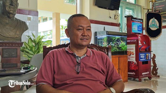 JAWAB ISU - Kepala SMA Pangudi Luhur St. Yosef Surakarta Bruder Yohanes Sudarman FIC, saat ditemui Selasa (9/9/2025). Ia memastikan Wakil Presiden Gibran Rakabuming Raka tak pernah bersekolah di tempat itu