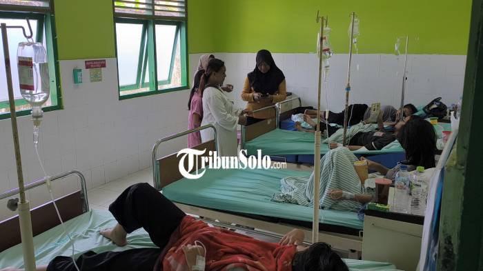 DIRAWAT. Siswa tampak mendapat perawatan medis, diduga akibat keracunan konsumsi MBG di Kecamatan Tulung, Kabupaten Klaten, Rabu (29/4/2026).