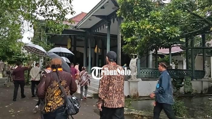 TINJAU KERATON KILEN. Menteri Kebudayaan Fadli Zon saat meninjau Keraton Kilen pada Kamis (26/3/2026). Pemerhati budaya ingatkan agar pembukaan tak bebas untuk menjaga kesakralan.