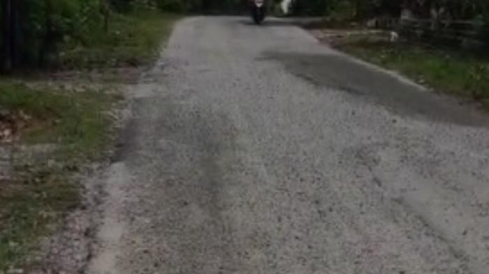 Belum Lama Diperbaiki, Jalan di Puhpelem Wonogiri Disorot: Material Kerikil Berserakan