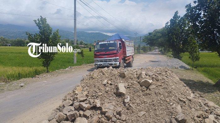 Jalur Alternatif Wedi Klaten-Gunungkidul Rusak Berlubang, Tumpukan Material Tutup Sebagian Jalan