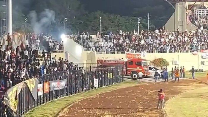 KERUSUHAN - Kerusuhan terjadi antar suporter Persijap Jepara dan suporter Persis Solo di Stadion Gelora Bumi Kartini Jepara pada, Kamis (5/3/2026) malam. Sejumlah fasilitas umum rusak, 3 orang dilarikan ke rumah sakit. Begini kronologi kejadiannya.
