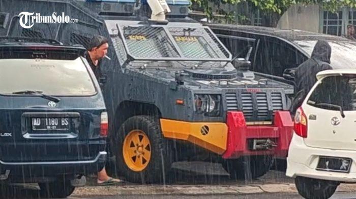 MEMANAS - Suasana di depan Kori Kamandungan Keraton Surakarta, Kamis (13/11/2025). Ketegangan mewarnai prosesi penobatan KGPH Hangabehi sebagai Pakubuwono (PB) XIV di Sasana Handrawina, Keraton Kasunanan Surakarta, Kamis (13/11/2025).