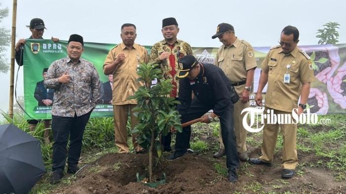 HUT ke-75, DPRD Klaten Tanam Pohon di Sapuangin: Wujud Kolaborasi Jaga Lingkungan dan Sumber Air!