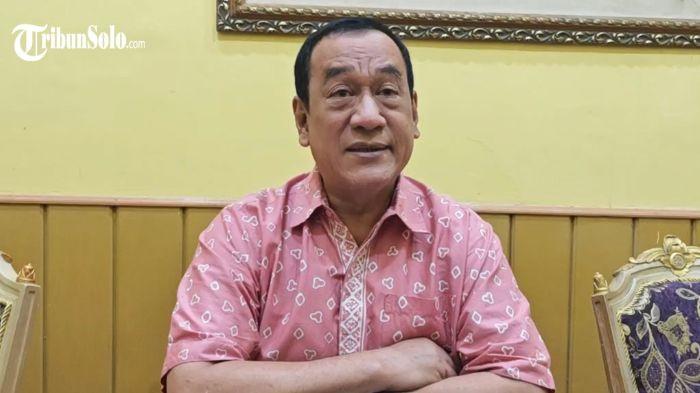 POLEMIK SURO - Ketua Eksekutif Lembaga Dewan Adat (LDA) Keraton Surakarta Hadiningrat KPH Eddy Wirabhumi, ditemui Jumat (5/6/2026). LDA Keraton Surakarta Hadiningrat menegaskan bahwa pusaka keraton bukan merupakan milik pribadi raja yang sedang bertahta, melainkan milik dinasti yang keberadaannya diatur oleh hukum adat.