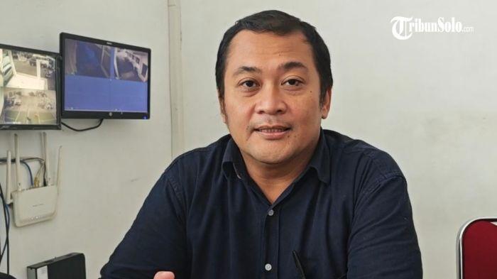 POLEMIK IJAZAH JOKOWI - Ketua KPU Kota Solo Yustinus Arya Artheswara, saat ditemui Selasa (18/11/2025). Arya menegaskan masih mengantongi dokumen pendaftaran Mantan Presiden Jokowi saat mencalonkan diri sebagai Wali Kota Solo tahun 2005, termasuk ijazah sebagai salah satu syarat pendaftaran.