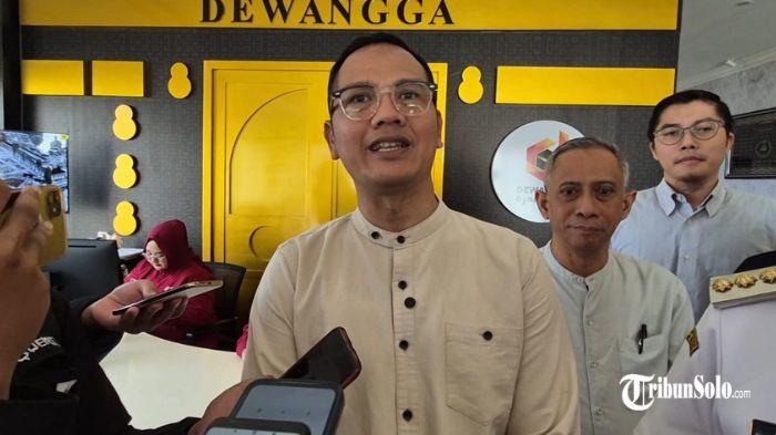 JEMAAH TELAH KEMBALI - Ketua Perhimpunan Pengusaha Biro Ibadah Umrah dan Haji Indonesia (Perpuhi) Solo, Her Suprabu saat ditemui di kantornya, Rabu (4/3/2026). Imbas Perang Iran, sebanyak 120 jamaah umrah asal Solo sempat tertahan selama 3 hari di Saudi Arabia. Meski demikian, seluruh jamaah kini dipastikan telah kembali ke Indonesia dengan selamat.