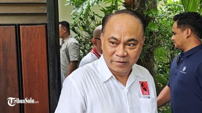 TEMUI JOKOWI - Ketua Umum Projo Budi Arie Setiadi usai menemui Presiden ke-7 RI Joko Widodo di kediamannya di Solo, Jumat (24/10/2025). Organisasi relawan Pro-Jokowi atau Projo akan menggelar Kongres ke-3 di Jakarta 1-2 November 2025 mendatang.