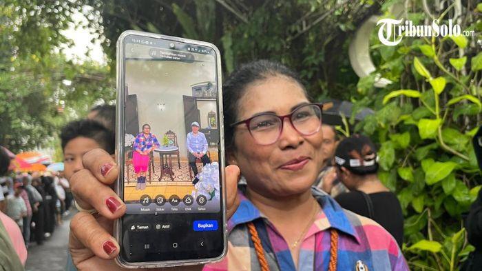 GEMBIRA - Khatrine Aring (52), warga Kupang, Nusa Tenggara Timur (NTT), saat berhasil bertemu langsung dan berfoto bersama Presiden ke-7 Republik Indonesia, Joko Widodo, di kediamannya di Jalan Kutai Utara, Kelurahan Sumber, Kota Surakarta, Selasa (24/3/2026). Dirinya tak pernah membayangkan bisa mendapatkan kesempatan langka tersebut.