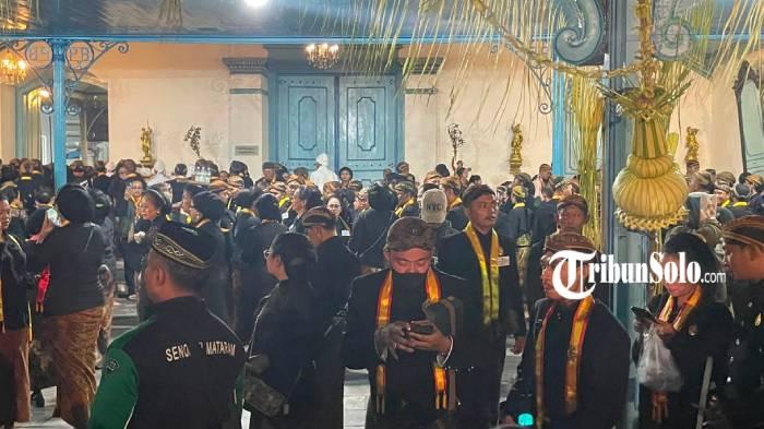 ANTUSIAS. Ribuan peserta berbeskap dan berkebaya mulai memedati kamandungan keraton kasunanan Surakarta jelang kirab malam satu suro pada Selasa (16/6/2026). Mereka sampai menyewa busana adat untuk acara ini.
