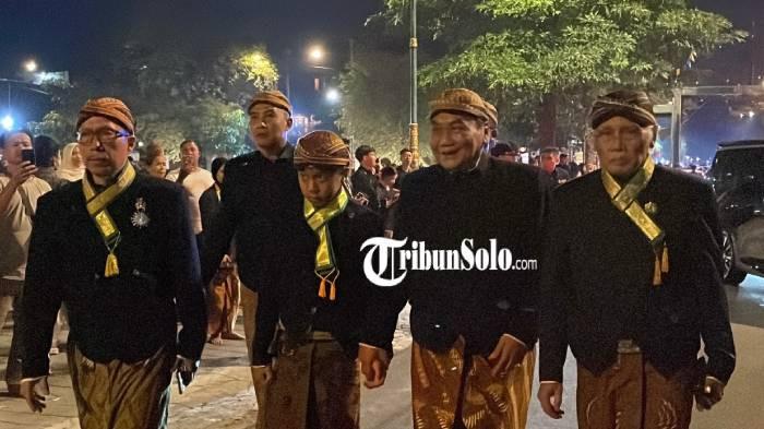KIRAB. Sejumlah artis, politisi, hingga pejabat mulai berdatangan ke Puro Mangkunegaran Solo, Selasa (16/6/2026) malam. (TribunSolo.com/Andreas Chris Febrianto)