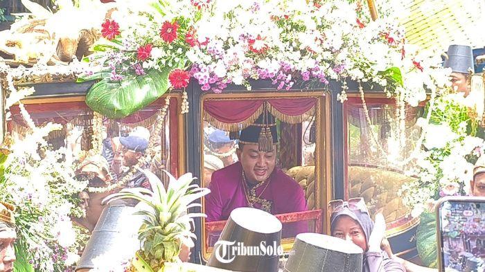 Kirab kenaikan Raja SISKS Pakubuwono XIV Hamengkunegoro
