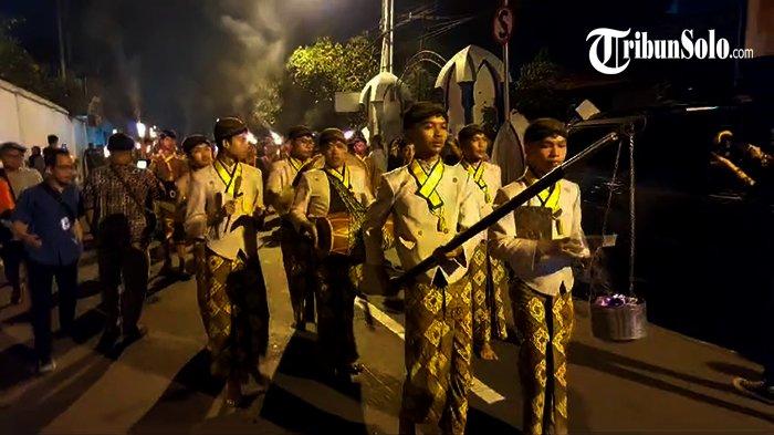 KIRAB OBOR - Abdi dalem dalam kirab obor dan gunungan jajanan pasar menyambut malam Takbir Idul Fitri, beberapa waktu lalu. Pura Mangkunegaran menggelar Kirab Obor Mangkunegaran sebagai perayaan budaya dan spiritual menyambut Hari Raya Idul Fitri, Jumat (20/3/2026) malam.
