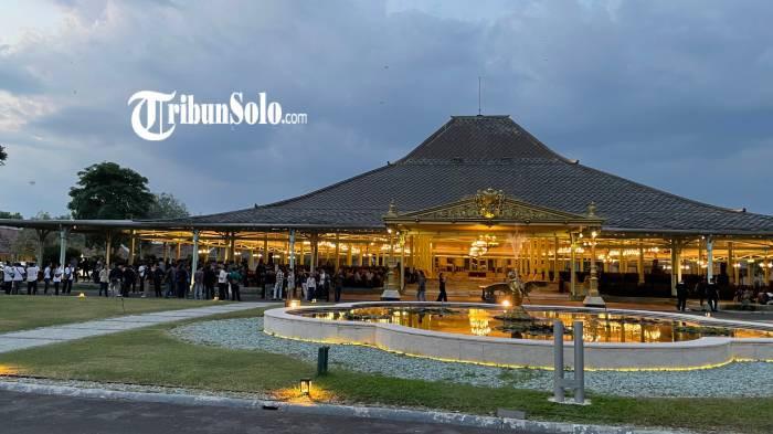 JELANG KIRAB. Suasana Pura Mangkunegaran Solo jelang upacara adat peringatan Malam 1 Suro Be 1960, Selasa (16/6/2026). Kirab Satu Suro ini menjadi daya tarik bagi masyarakat.