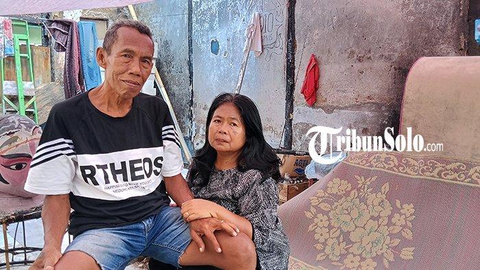 Harta Habis Terbakar, Pasangan Suami Istri di Solo Ini Terpaksa Tidur Beratap Terpal dan Alas Tikar