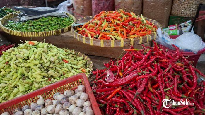 HARGA NAIK - Komoditas cabai di Pasar Bunder Sragen, yang kini mengalami kenaikan, Kamis (18/9/2025). Kenaikan paling mencolok terjadi pada cabai keriting merah.